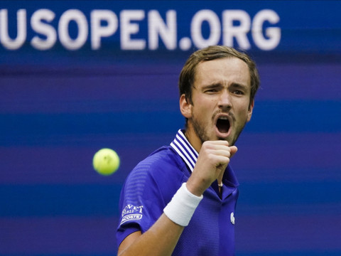 Medvedev domine Auger-Aliassime en trois sets