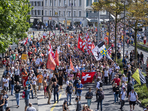Près de 1500 opposants aux mesures manifestent à Lucerne