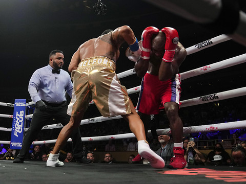 Vitor Belfort humilie Evander Holyfield