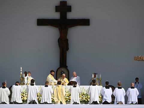 Sur les terres d'Orban, le pape appelle à être 
