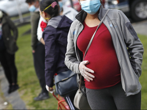 Les femmes enceintes doivent également être vaccinées