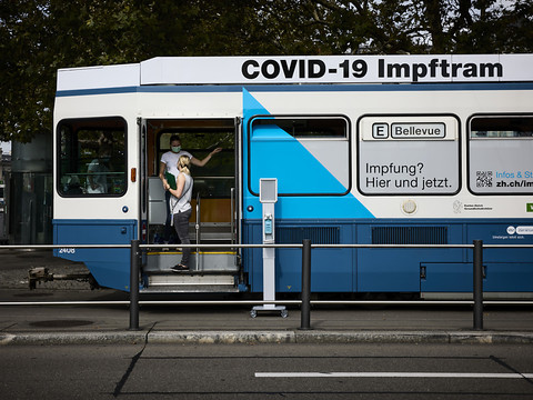Un tram de vaccination circule désormais dans les rues de Zurich