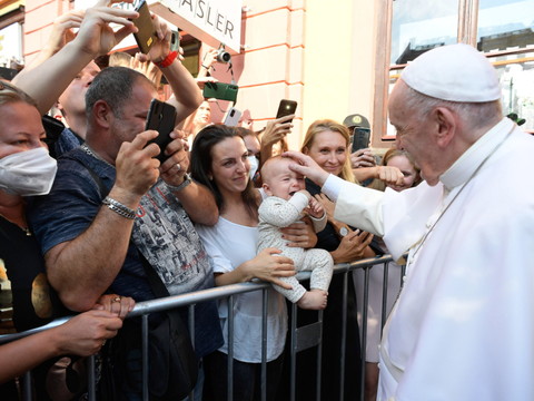 Dans un quartier misérable de Roms, le pape prône 