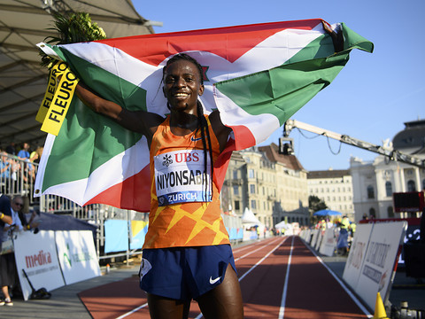 Niyonsaba bat le record du monde 2000 m