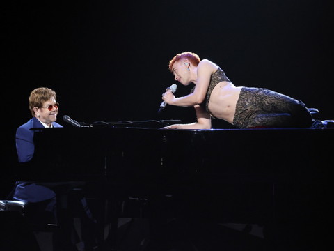 Opération à la hanche pour Elton John : en tournée en 2022