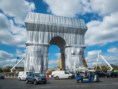 Macron inaugure l'Arc de Triomphe empaqueté