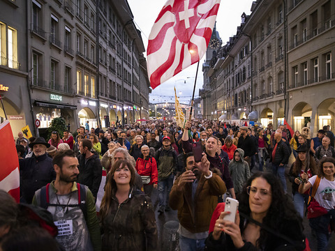 Opposition au pass Covid: des milliers de personnes manifestent