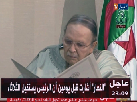 Mort de Bouteflika: autorités embarrassées et citoyens hostiles