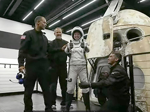 Les quatre touristes spatiaux ont amerri au large de la Floride