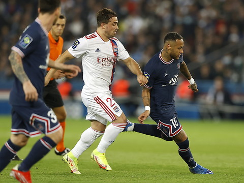 Un Lyon téméraire cède dans les arrêts de jeu à Paris
