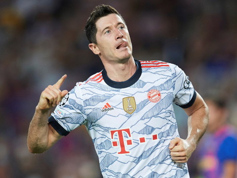 Lewandowski reçoit le Soulier d'or et remercie son épouse