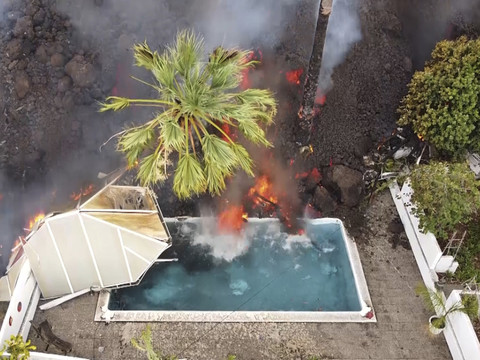 La lave descend lentement vers la mer, des gaz toxiques redoutés