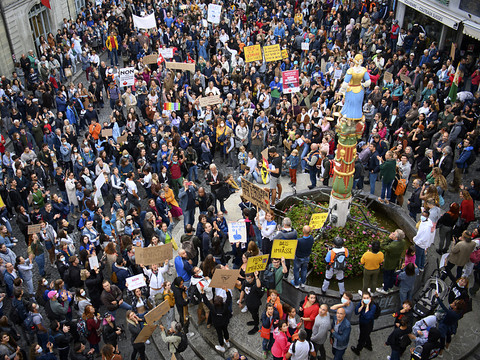 Lausanne: 2000 personnes manifestent contre le pass Covid
