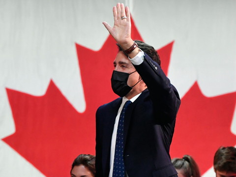 Réélu mais affaibli, Justin Trudeau entame un troisième mandat
