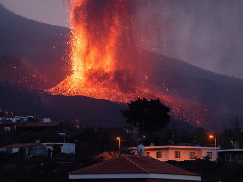 Eruption aux Canaries: l'une des deux coulées de lave n'avance plus