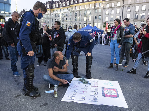 Berne: canons à eau à nouveau utilisés contre des manifestants