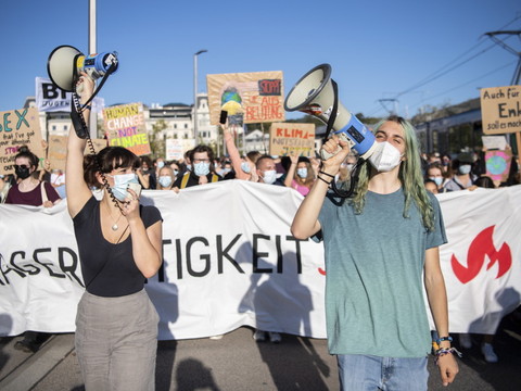 Les militants pour le climat investissent les rues de Suisses