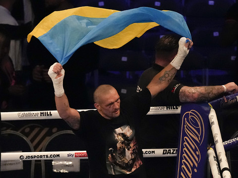 Usyk bat Joshua aux points
