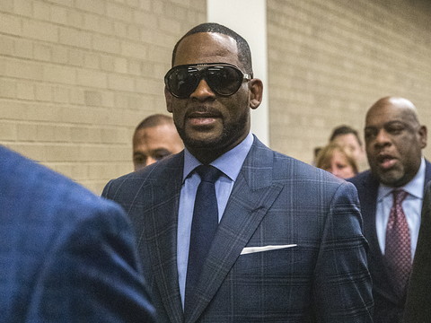 Le chanteur américain R. Kelly reconnu coupable de crimes sexuels