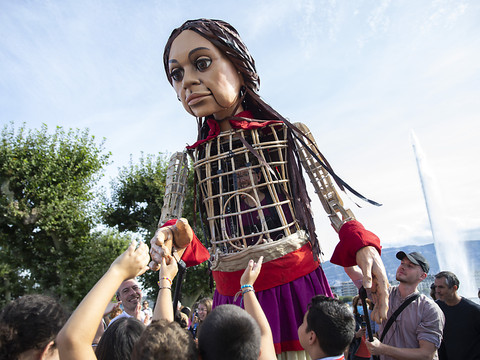 Une marionnette géante évoque la vie des migrants mineurs