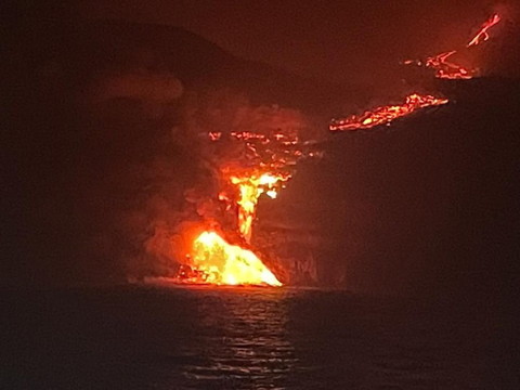 La lave du volcan en éruption aux Canaries a atteint l'océan