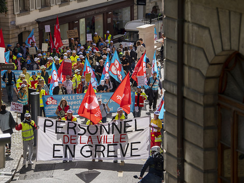En grève, le personnel de la Ville de Genève descend dans la rue