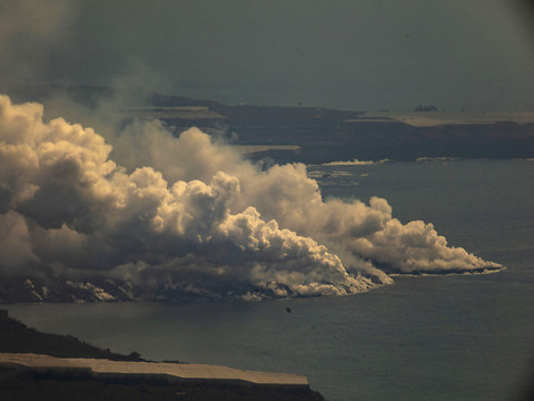 Eruption aux Canaries: la lave s'enfonce dans la mer
