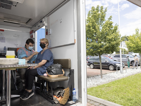 Le Conseil fédéral met les bouchées doubles pour la vaccination
