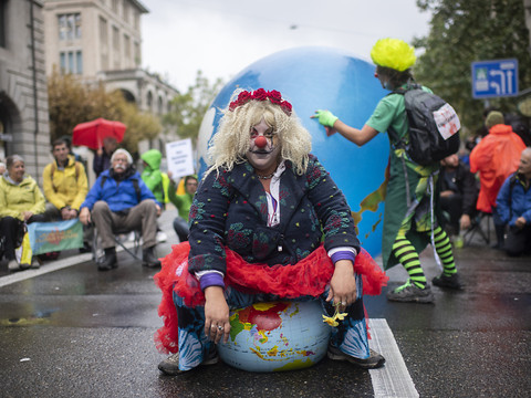 Des activistes d'Extinction Rebellion bloquent une rue à Zurich