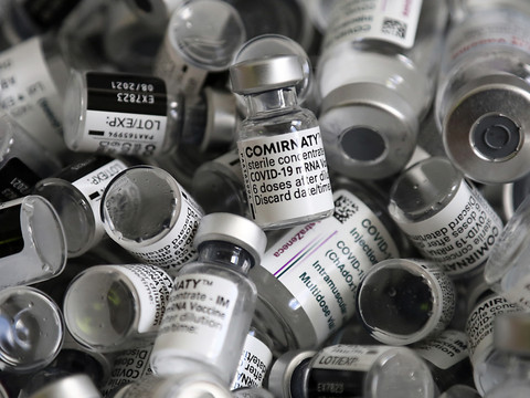 Troisième dose de Pfizer validée pour les plus de 18 ans en Europe
