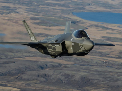 Choisir un autre avion de combat n'est plus possible, dit Amherd