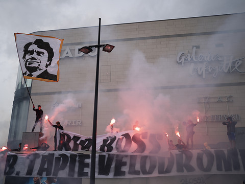 Des milliers de fans derrière le convoi funéraire de Bernard Tapie