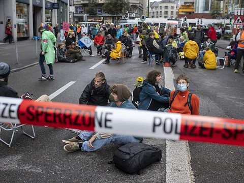 Des activistes du climat s'allongent devant la mairie de Zurich
