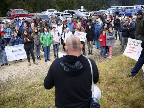 Les défenseurs du loup manifestent dans le Jura vaudois