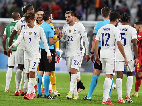 Les Bleus à portée de titre, la jeune Espagne aussi