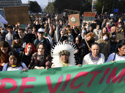 Des dizaines de milliers de manifestants pour le climat à Bruxelles