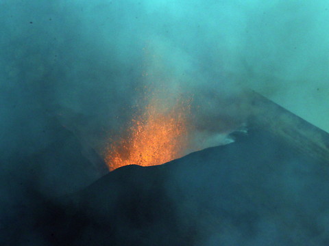 Volcan à La Palma: 800 habitants évacués face à une coulée de lave