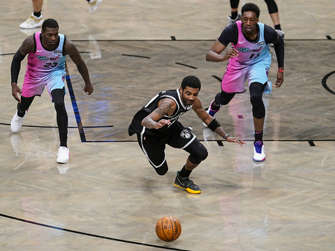 Kyrie Irving, non vacciné contre le Covid, écarté des parquets