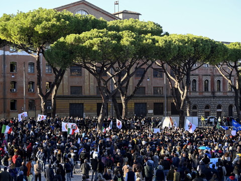 Italie: mobilisation pacifique contre le certificat Covid