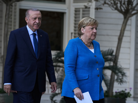 A Istanbul, Merkel remercie Erdogan sans omettre ses critiques