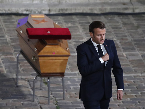 Hommages à Samuel Paty dans sa ville, son collège et à l'Elysée