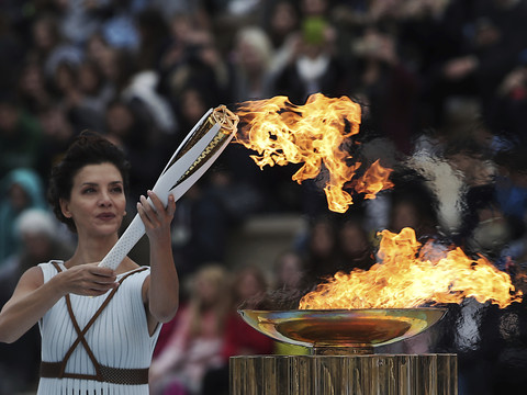 La flamme olympique de nouveau allumée sans spectateur