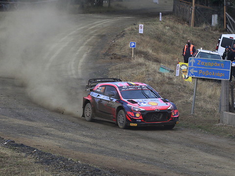Neuville s'impose, Ogier reste leader du championnat