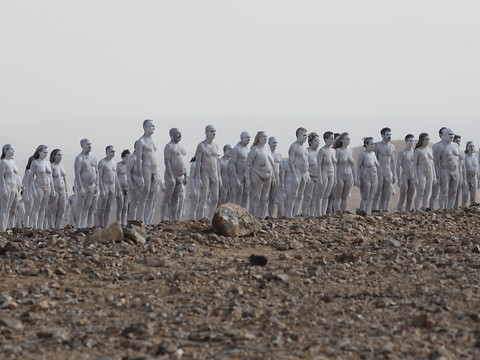 Des personnes posent nues près de la mer Morte pour Spencer Tunick