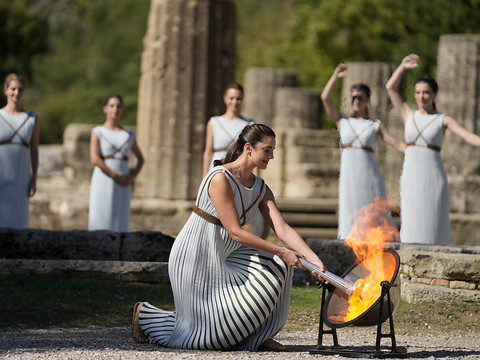 La flamme olympique allumée, la cérémonie perturbée