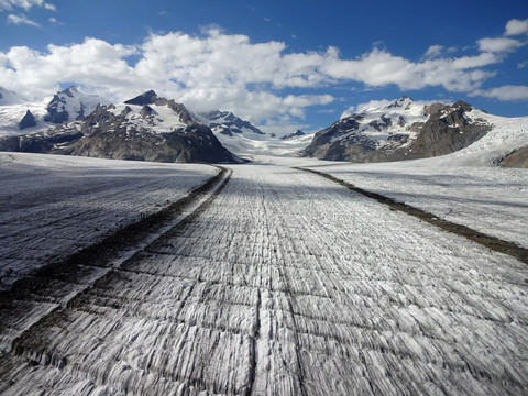 La fonte des glaciers se poursuit malgré une météo favorable