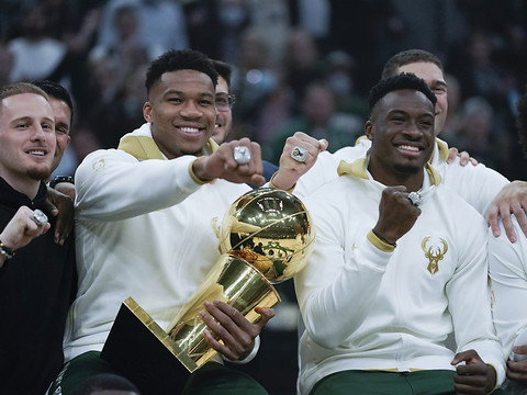 Les Bucks envoient du bois d'entrée de saison