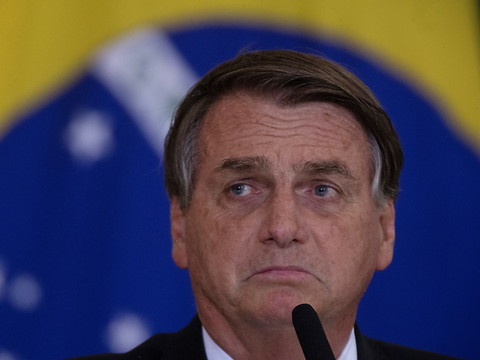 Accablé par des sénateurs, Bolsonaro se dit 