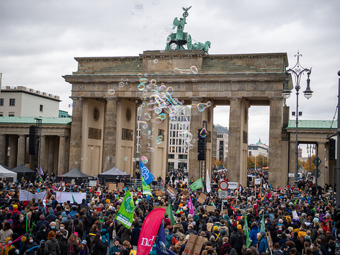 Des manifestants pro-climat en appellent au futur gouvernement