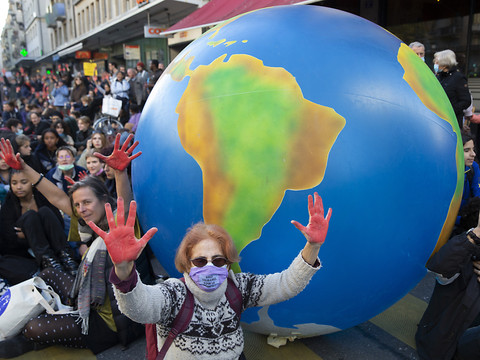 Des milliers de manifestants font pression pour le climat